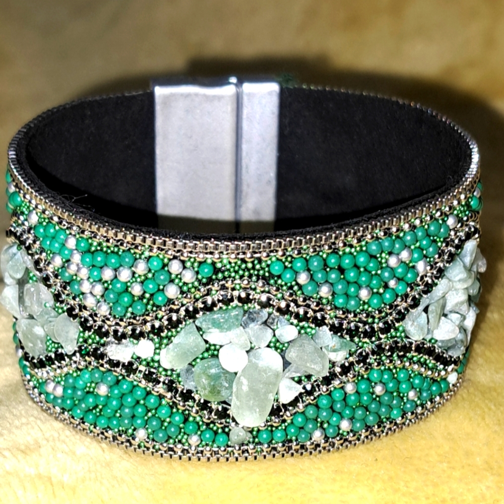 Elegant Green and Silver Jewelry Set